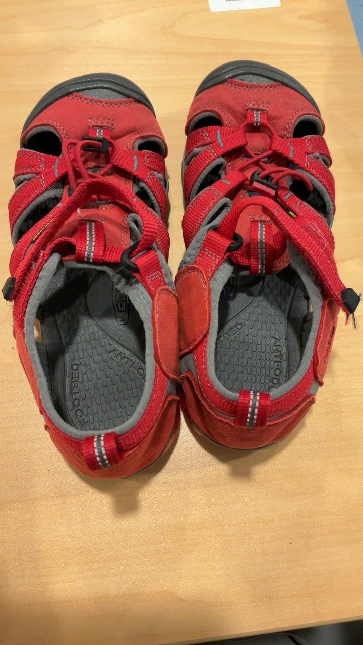KEEN Sandals Big Kids 4