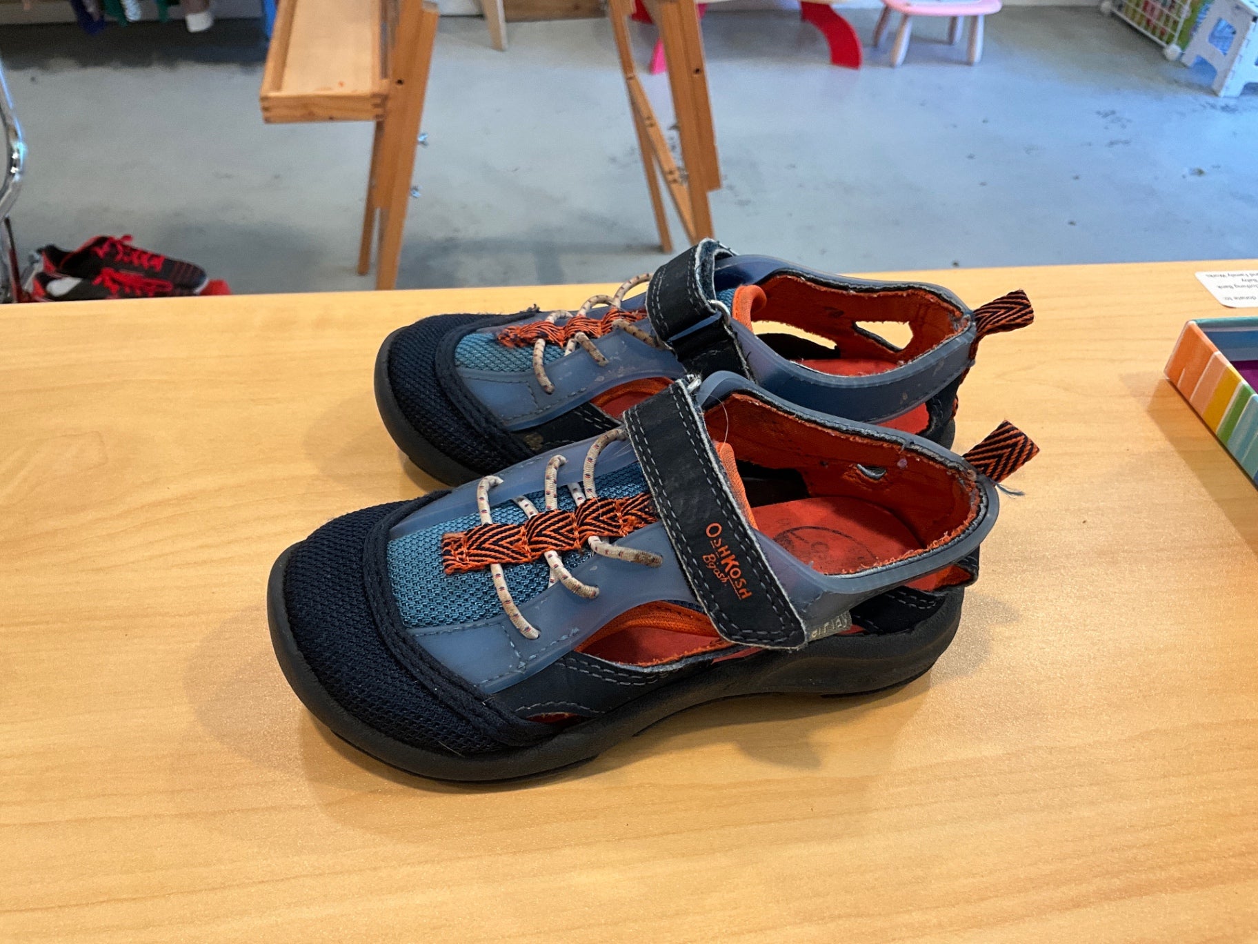OshKosh B'gosh Sandals | Size Little Kids 8