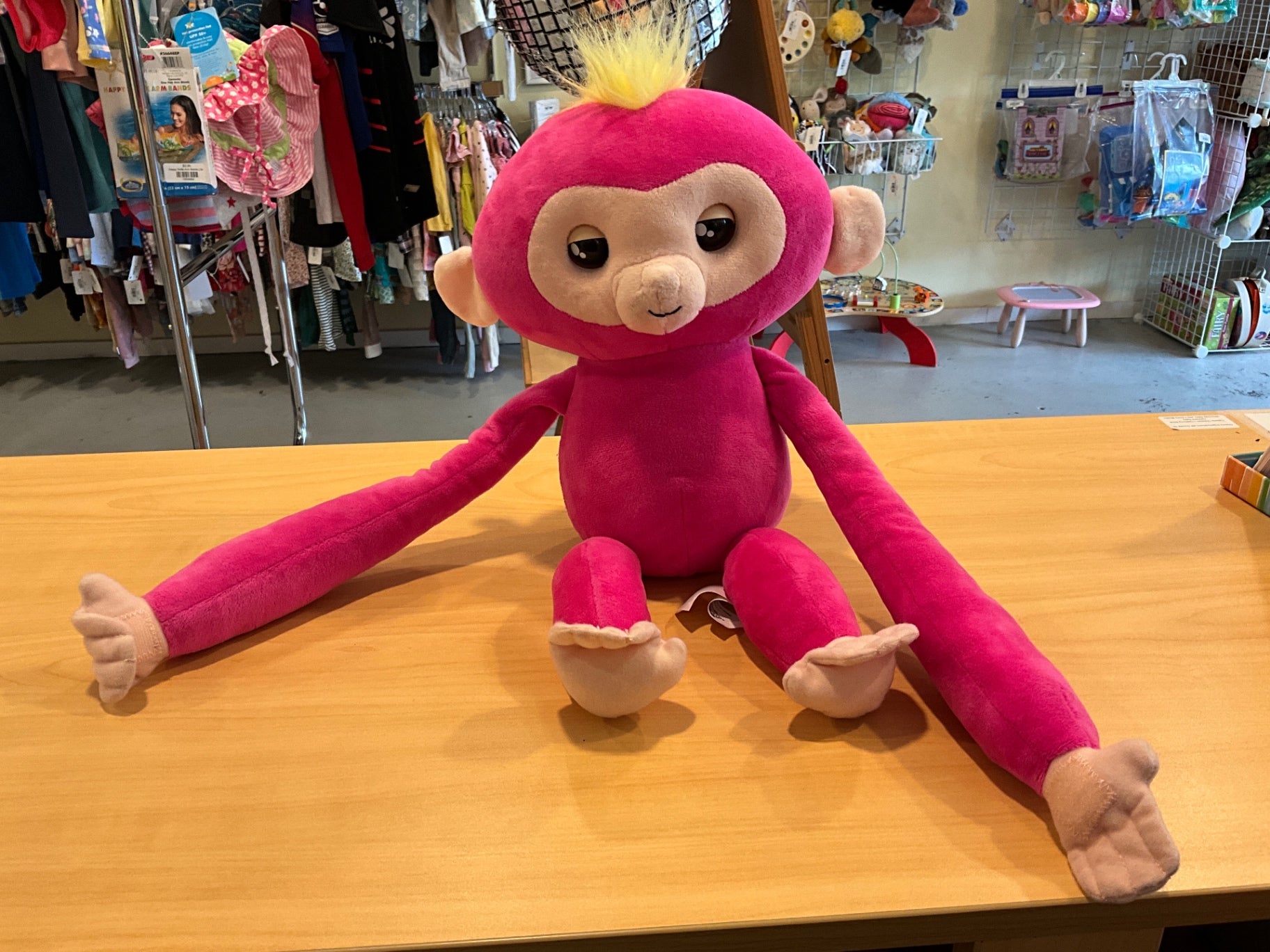 Fingerlings HUGS | Bella the Monkey