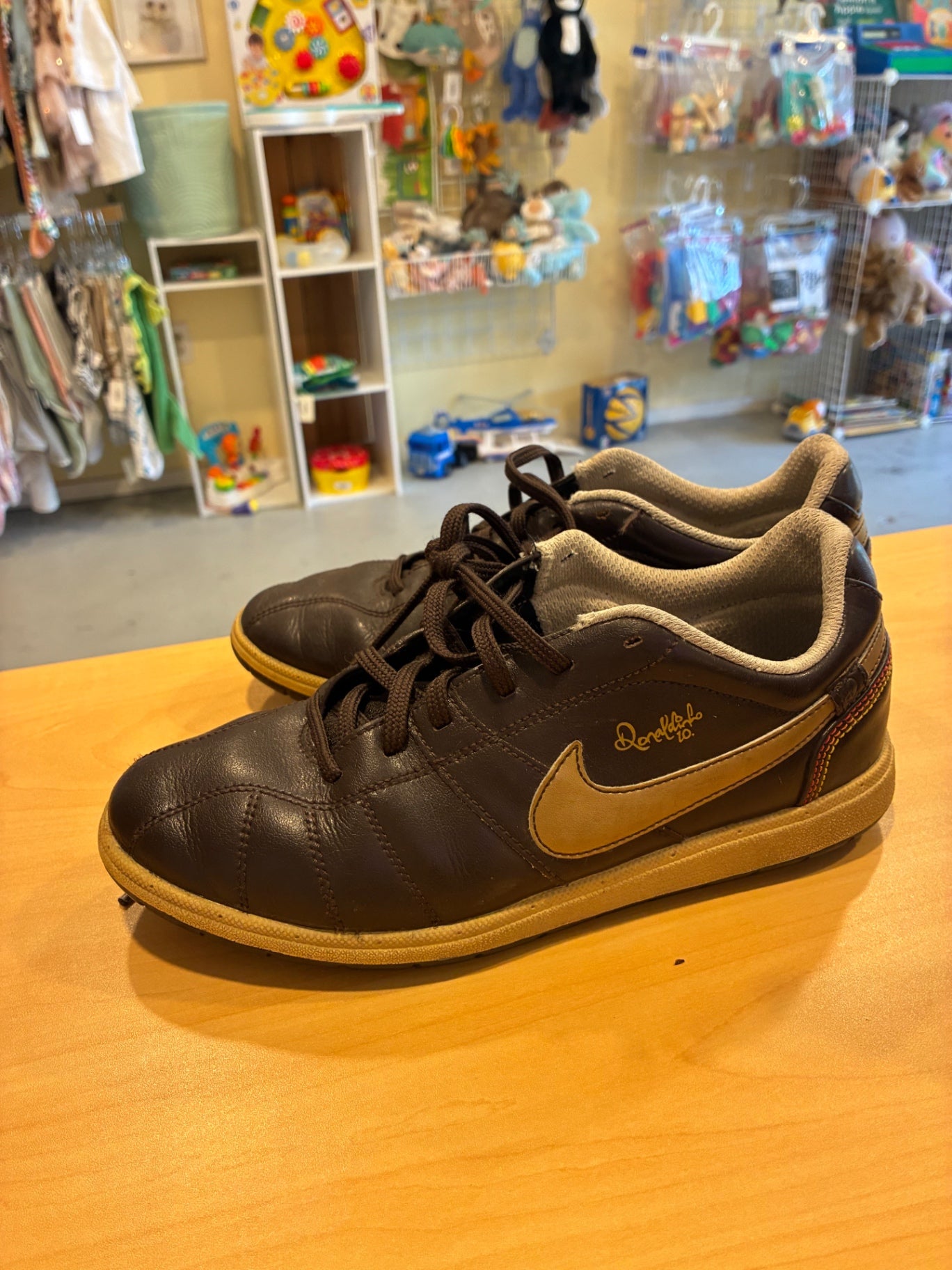 Nike Ronaldinho 10 Sneakers | Big Kids 6